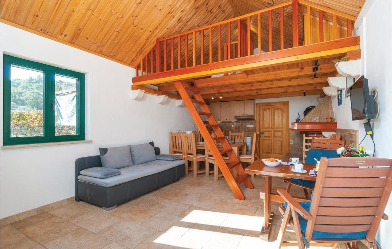 1 Bedroom Awesome Home In Postira Zewnętrze zdjęcie